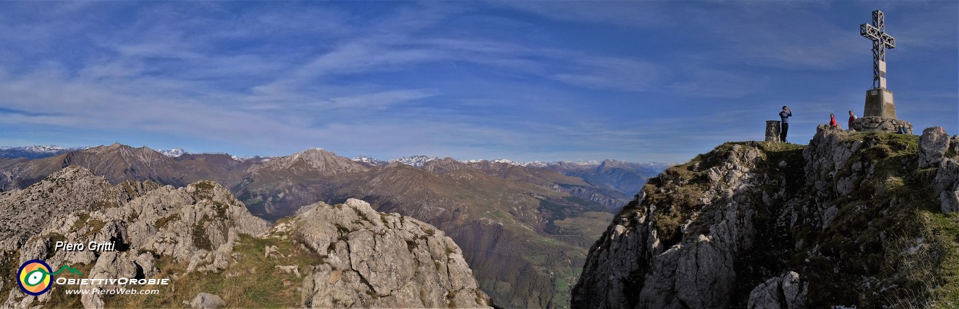 46 Alla croce di Cima Alben (2019 m) vista panoramica.jpg